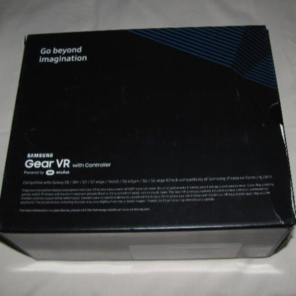 Oculus Samsung Gear VR Headset With Controller & Accessories - Picture 12 of 12